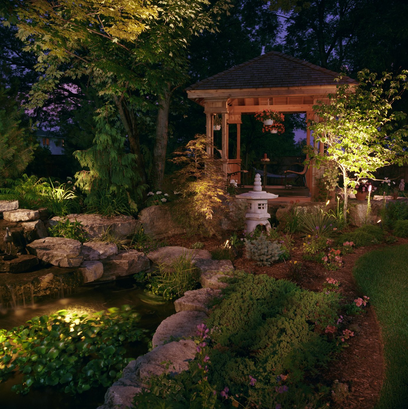 Stimmungsvolle Gartenbeleuchtung und professionelle Lichtkonzepte - Adams Garten